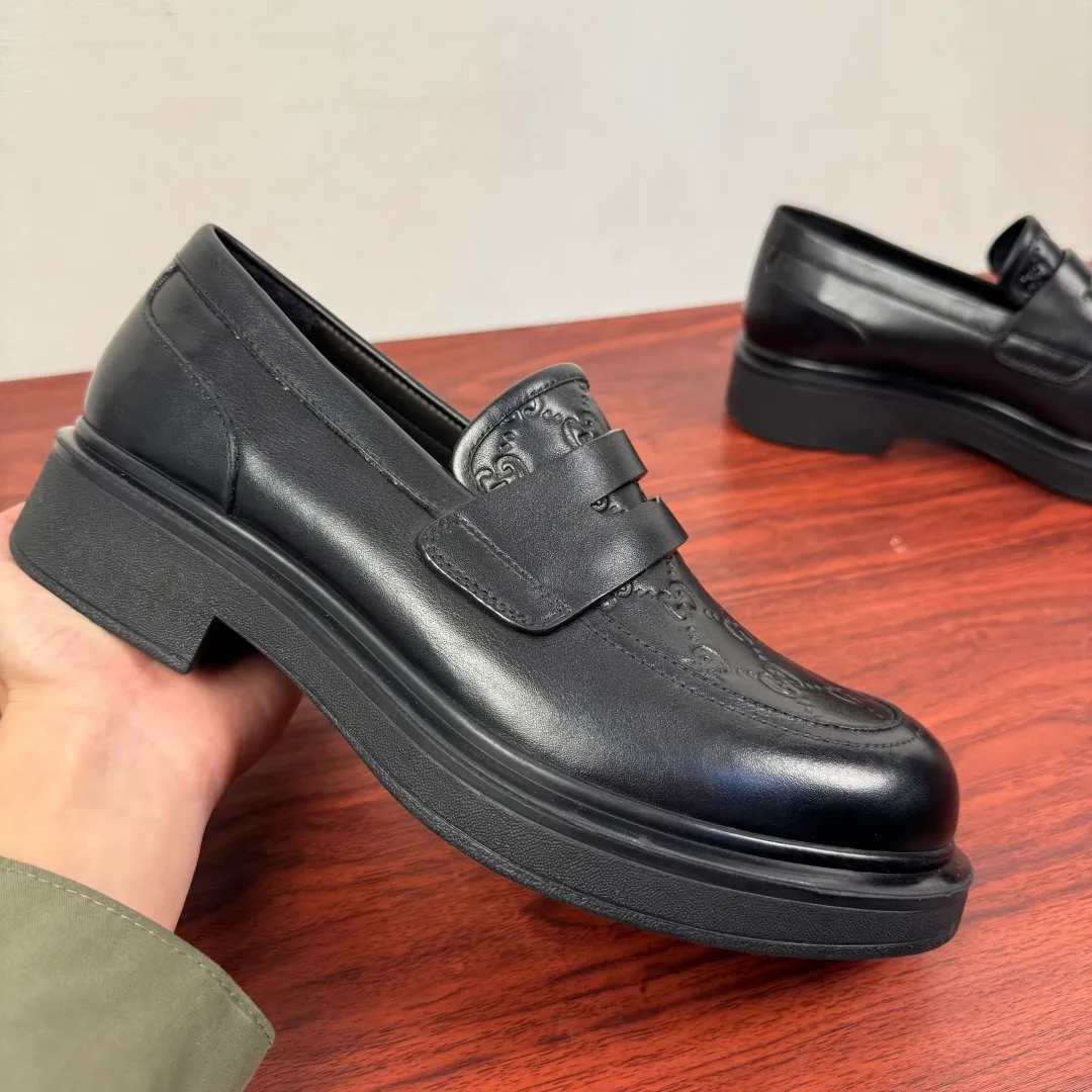 Batch 800 Gucci/Gucci new men's loafers with GG details, thick-soled slip-ons! The design of this men's lace-up shoe is rooted in the brand's heritage. It is carefully crafted from high-quality calfskin/open-edge beaded cowhide/suede cowhide. It is made of various leather types and is embellished with GG printed embossed suede leather details, which pays homage to Gucci's classic monogram. The rubber sole with GG pattern adds a modern touch to the design. Classic and simple sponge cake style design. European and American classic version, full calfskin lining. The overall upper texture is soft. The lining is comfortable and breathable. 2CM thickened soft rubber sole, easy to control. Versatile and stylish on the foot. Available in multiple colors to meet different matching needs. Full package! Size: 39-40-41-42-43-44 leather shoe size (can be customized to 38.45.46) Item number: 7826 Loafers smooth cowhide